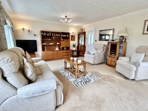 Lounge/Diner- click for photo gallery